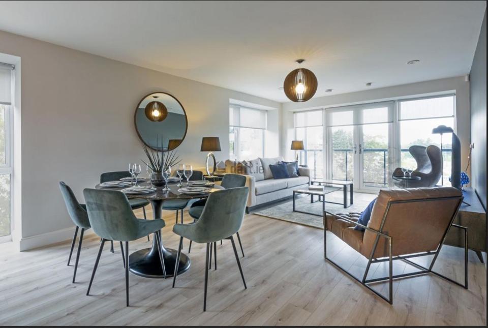 Modern Sandyford Bedroom מראה חיצוני תמונה